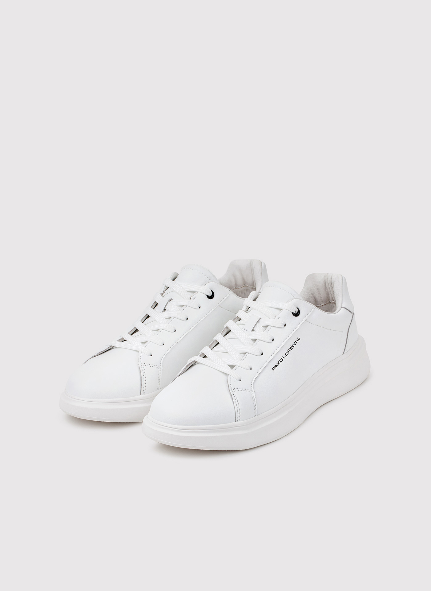 Białe sneakersy męskie z logo PL - Pako Lorente