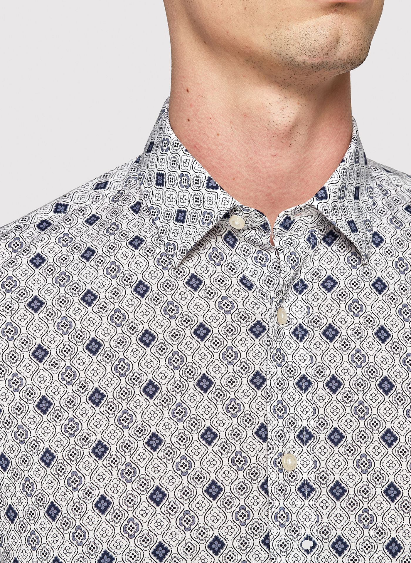 Męska koszula w kolorze białym w granatowy wzór - Pako Lorente