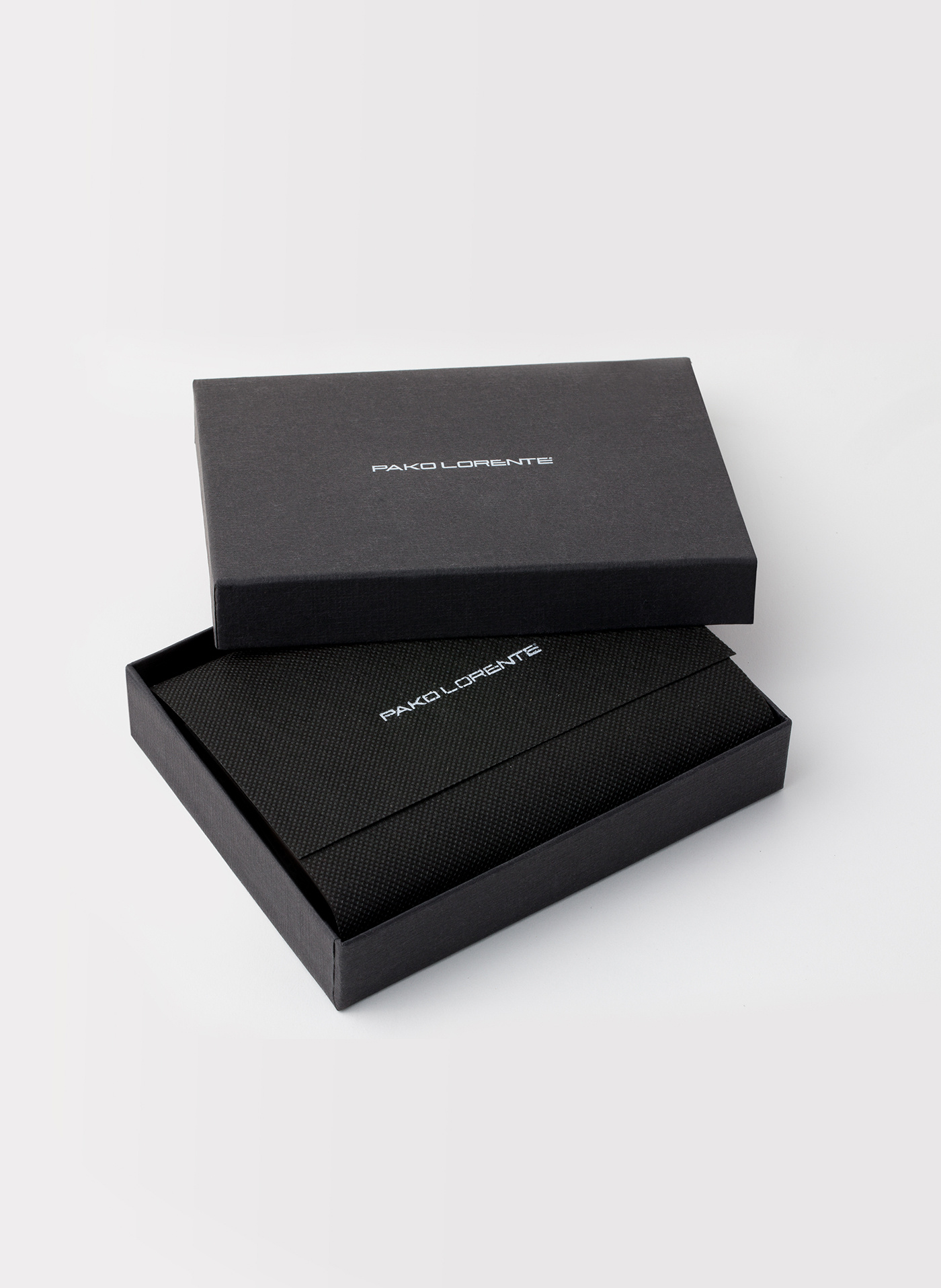 Czarny portfel męski zapinany na pasek - Pako Lorente