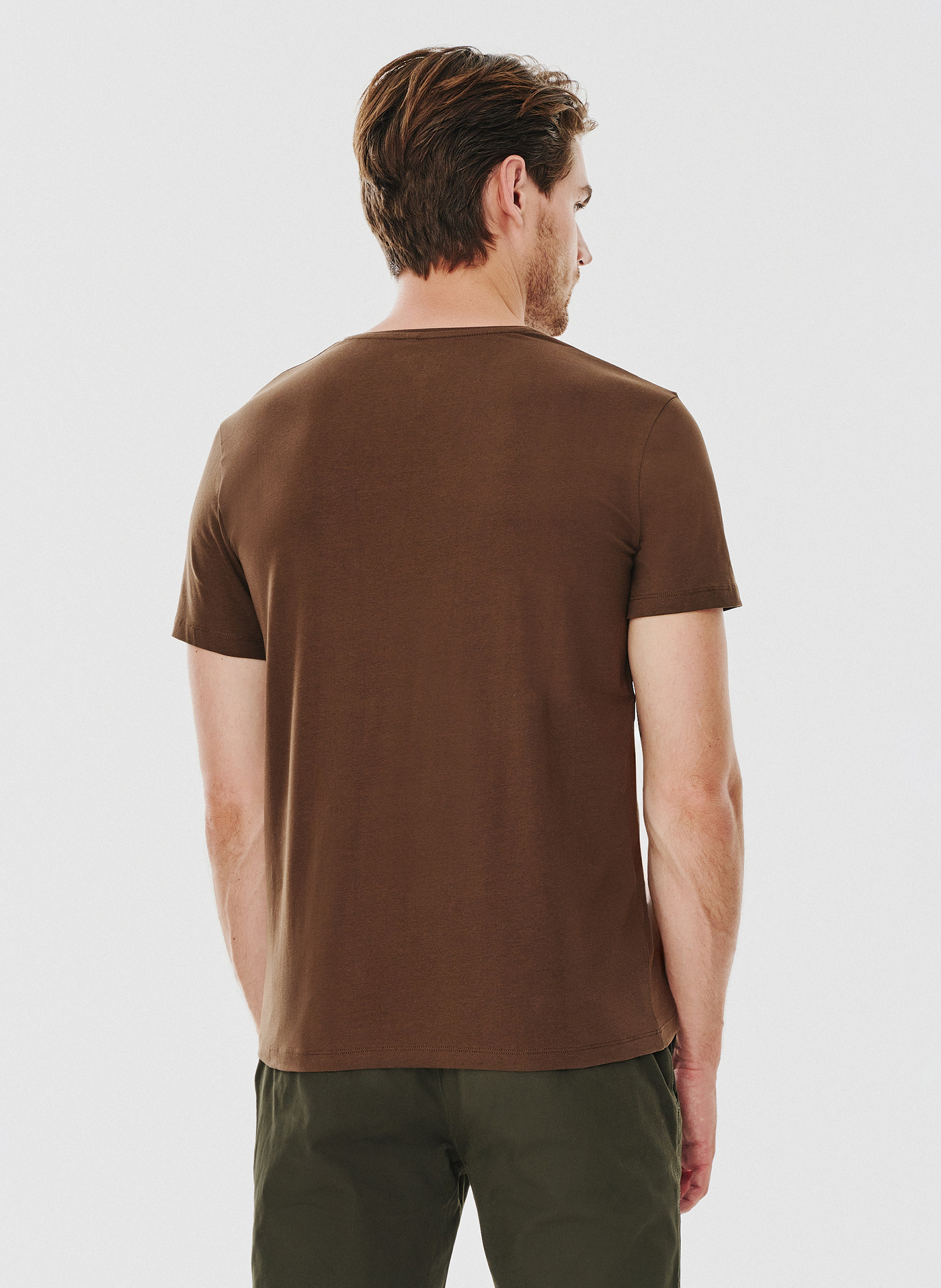 Brązowy gładki t-shirt v-neck - Pako Lorente