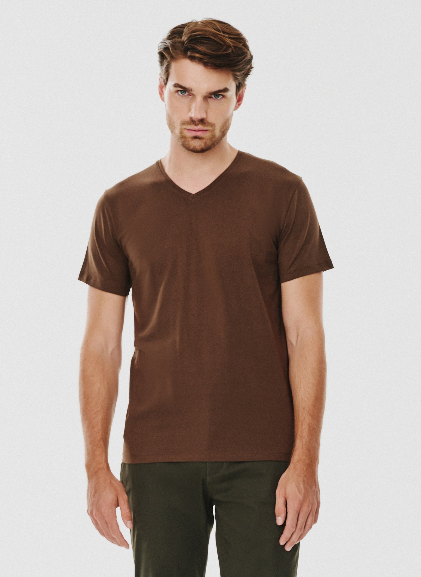 Brązowy gładki t-shirt v-neck - Pako Lorente