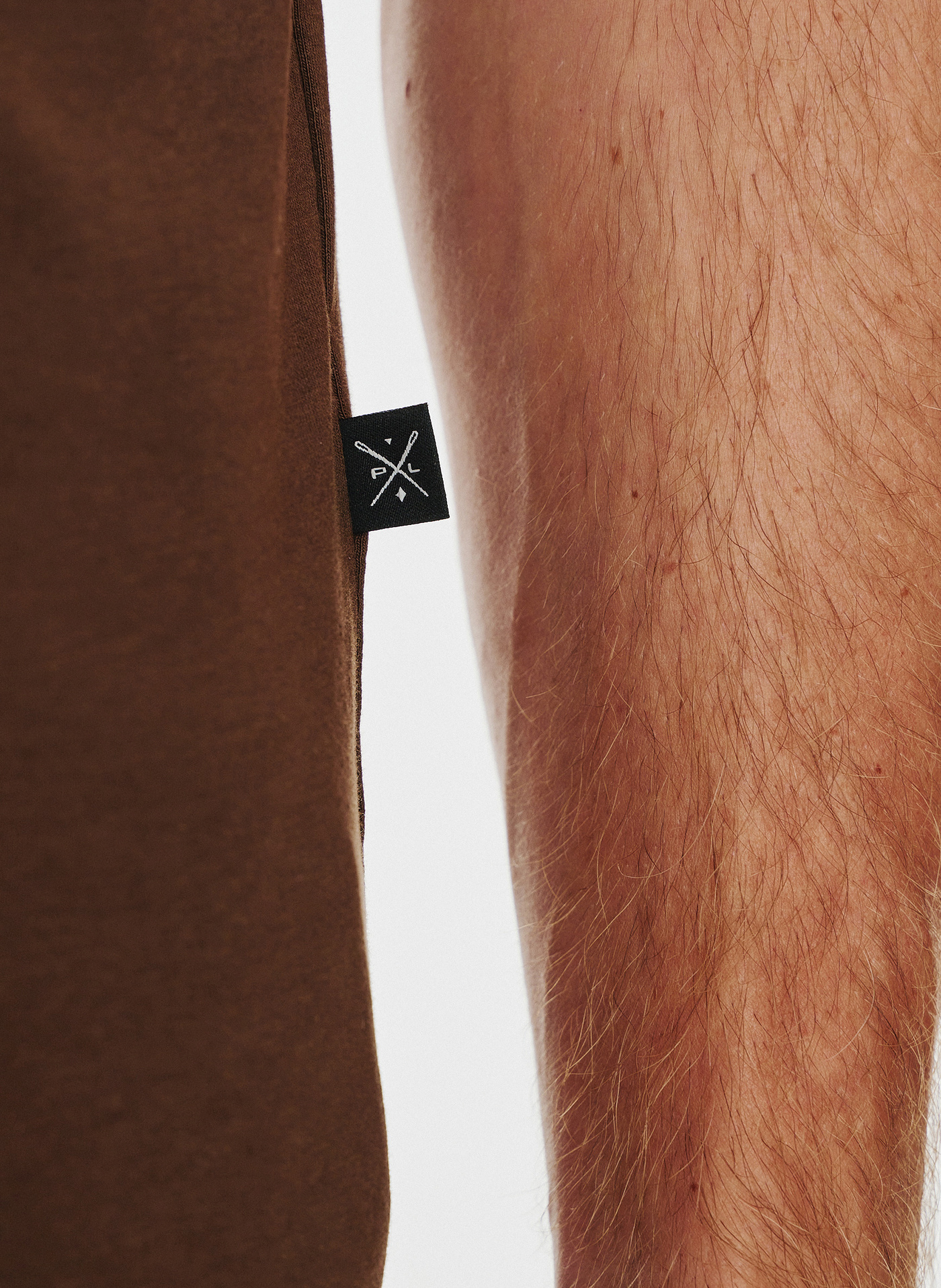 Brązowy gładki t-shirt v-neck - Pako Lorente