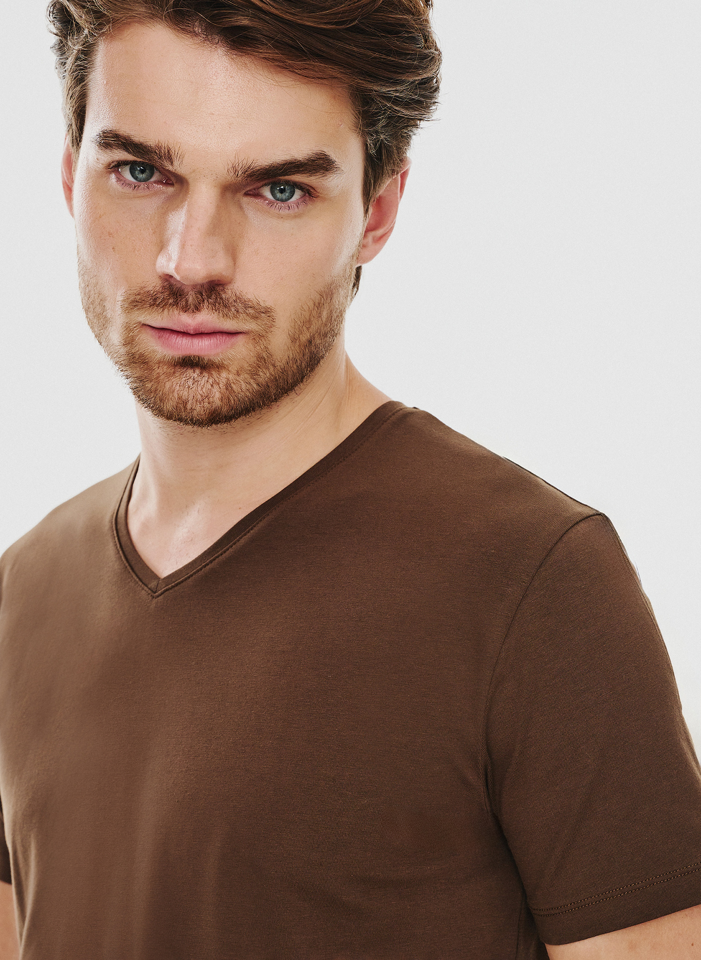 Brązowy gładki t-shirt v-neck - Pako Lorente