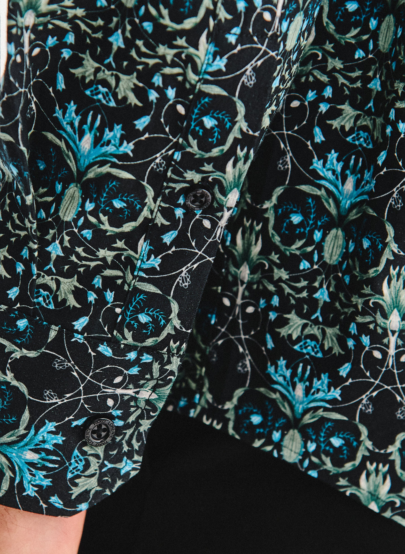 PAKO LORENTE - Czarna koszula w turkusowe kwiaty - Pako Lorente