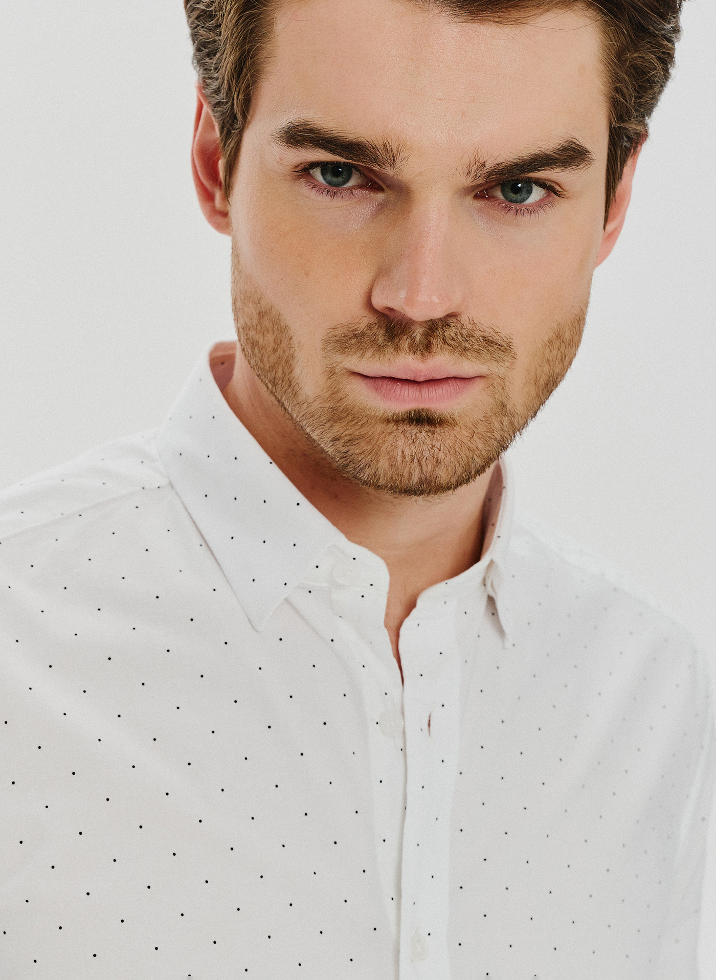 Biała koszula męska w czarne kropki P24SF-1X-001-B-S - Pako Lorente - Pako Lorente