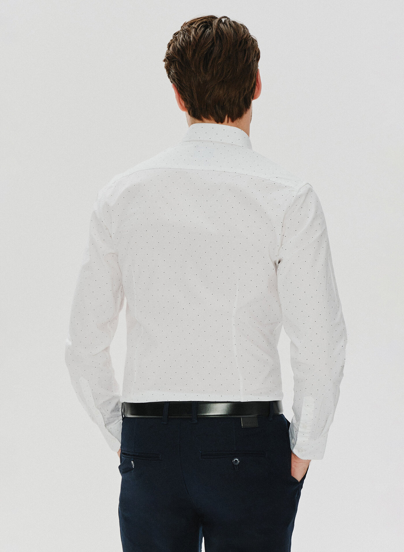 Biała koszula męska w czarne kropki P24SF-1X-001-B-S - Pako Lorente - Pako Lorente