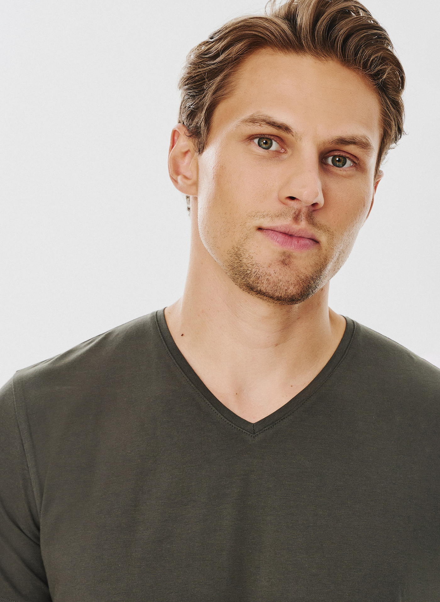 Zielony gładki t-shirt v-neck - Pako Lorente