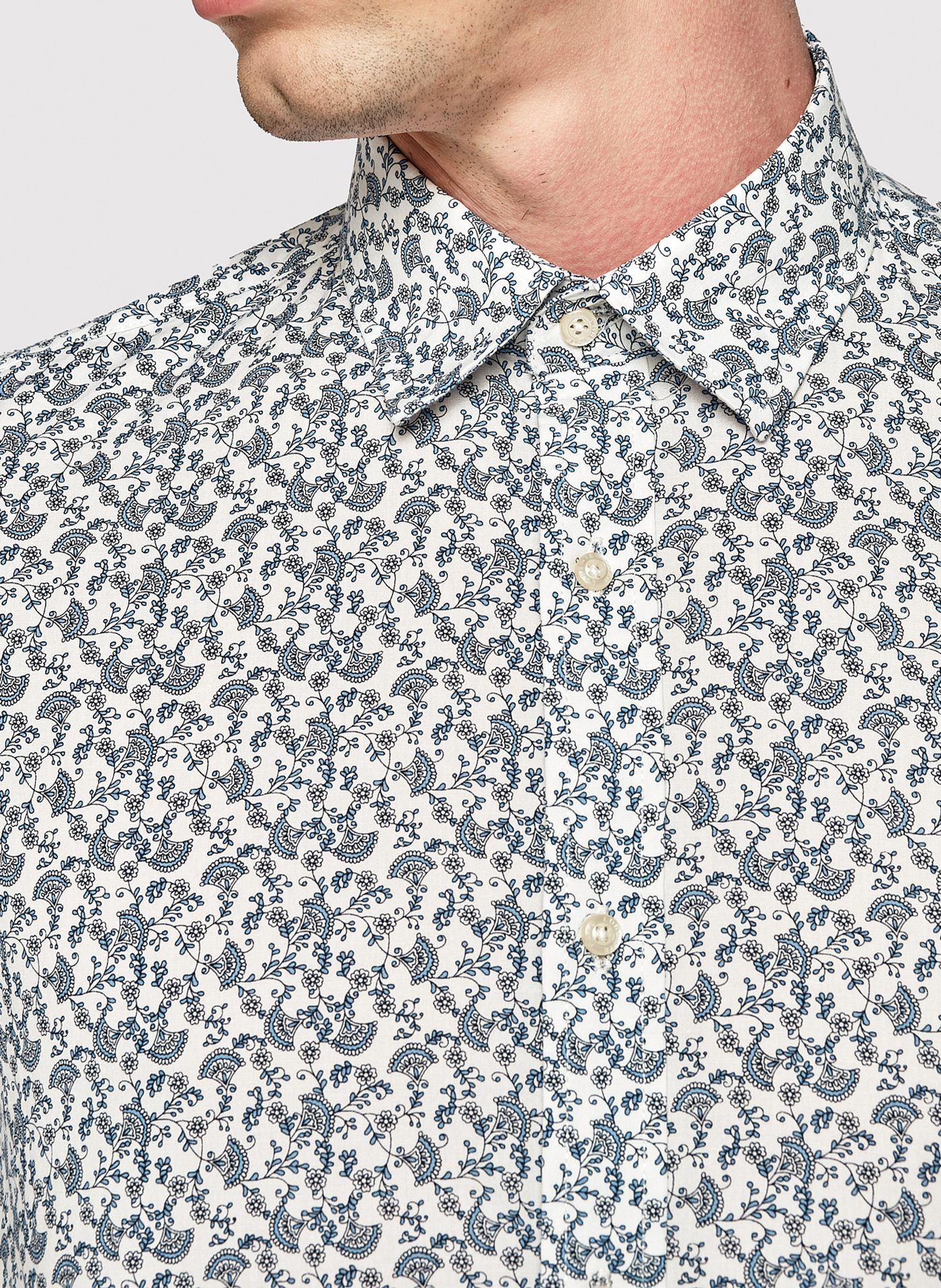 Biała koszula w roślinny niebieski wzór - Pako Lorente