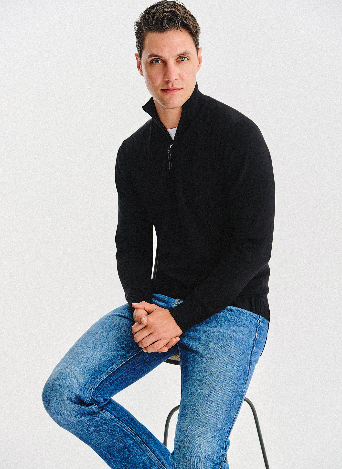 Czarny sweter z rozpinaną stójką - Pako Lorente