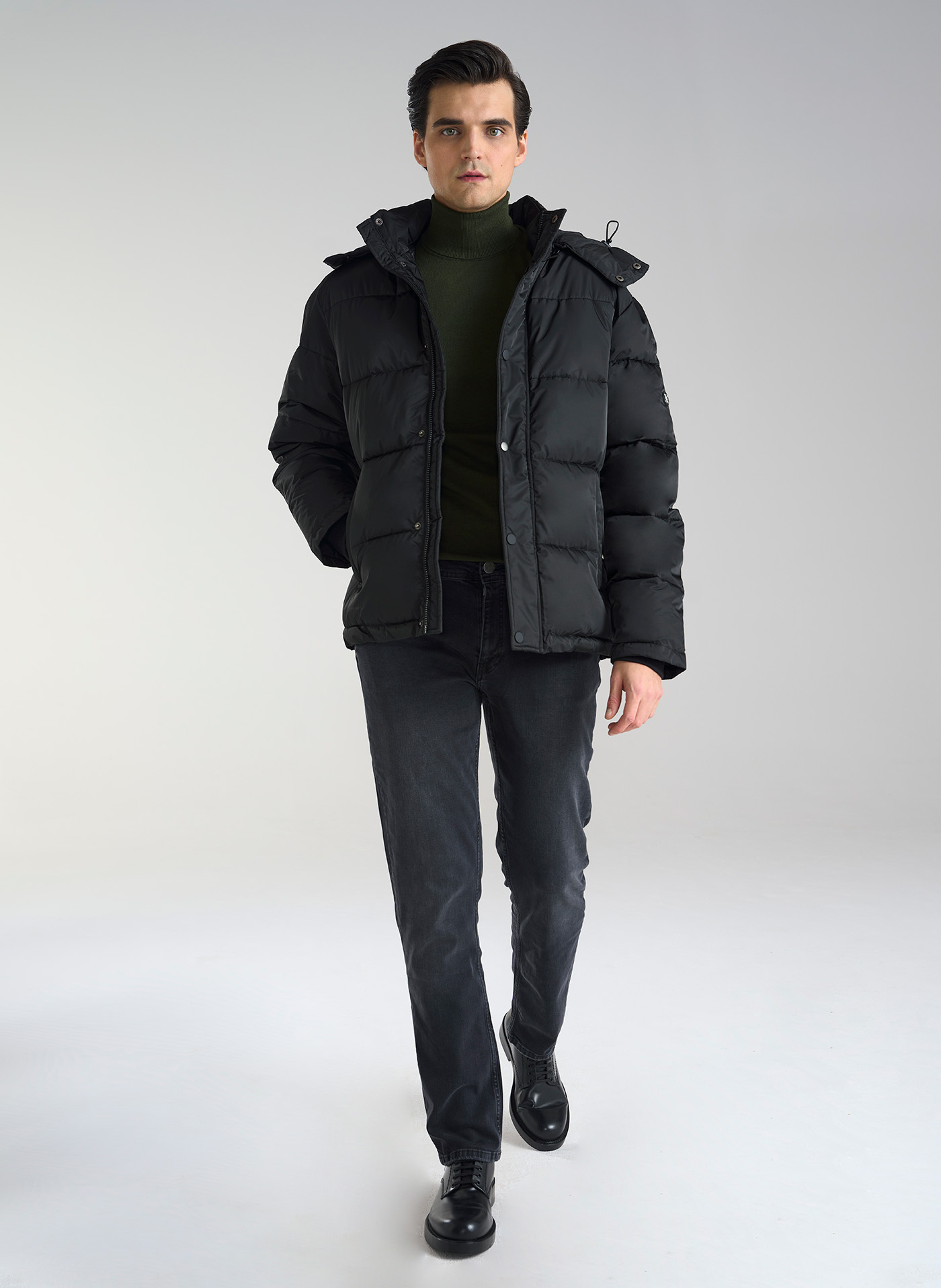 Krótka czarna męska kurtka z kapturem - Pako Lorente