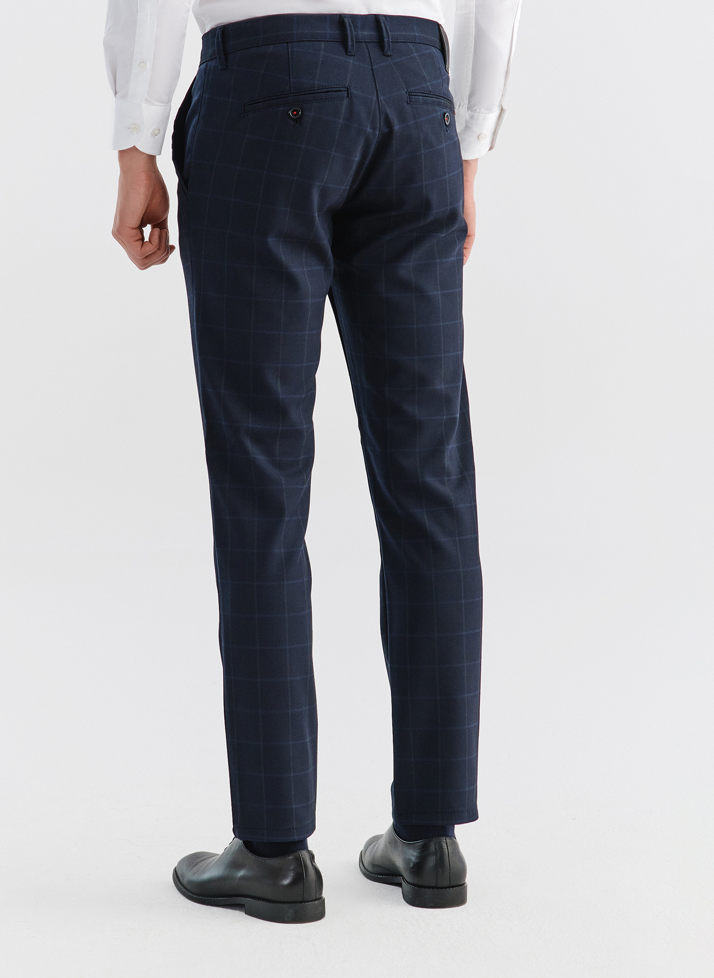 Granatowe spodnie męskie DORJE w delikatną kratę P000B-WX-213-G - Pako Lorente