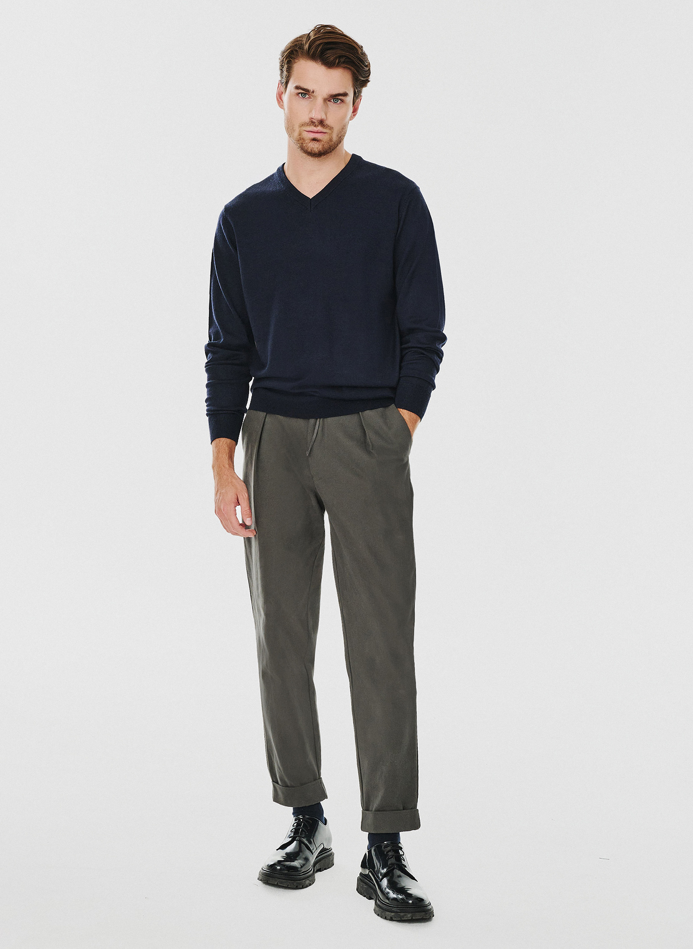 Granatowy męski sweter w serek - Pako Lorente