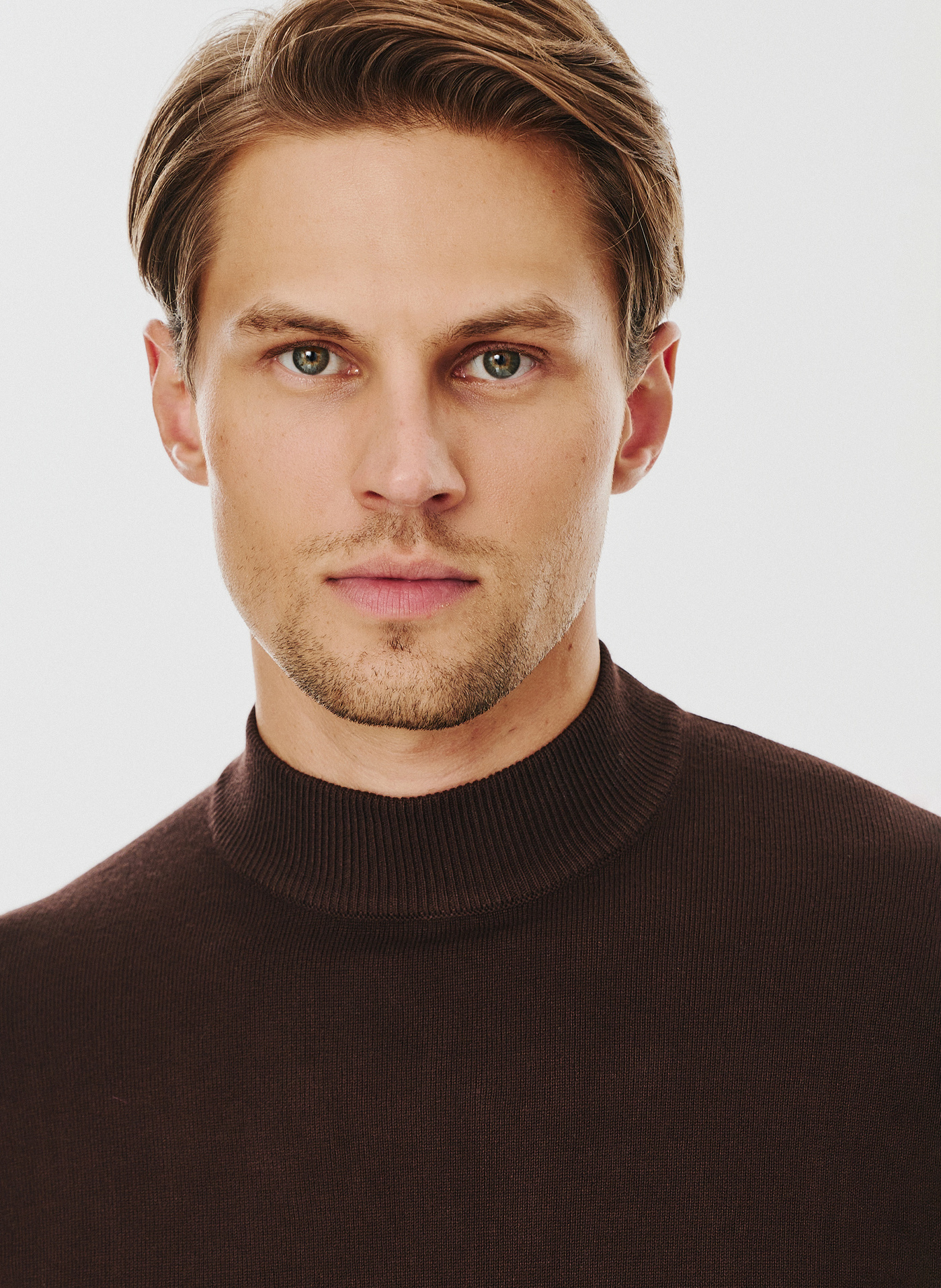 Brązowy gładki półgolf męski - Pako Lorente