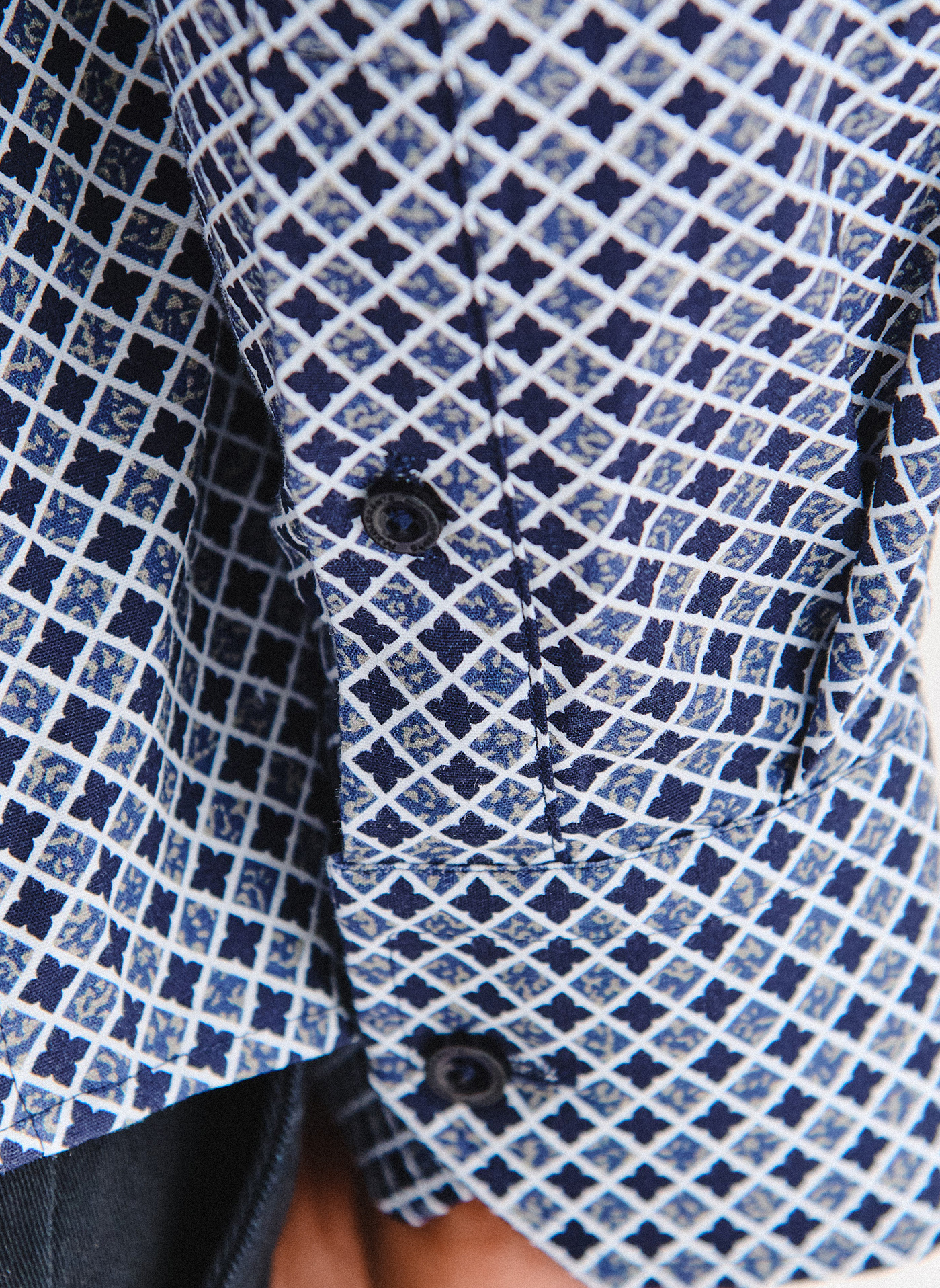 Granatowa koszula we wzór geometryczny - Pako Lorente