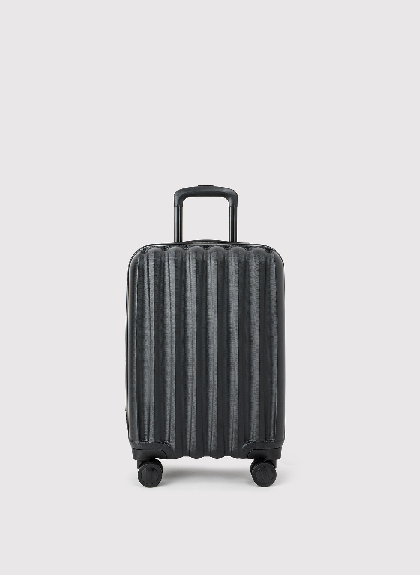 Kabinowa czarna walizka ze żłobieniami - Pako Lorente