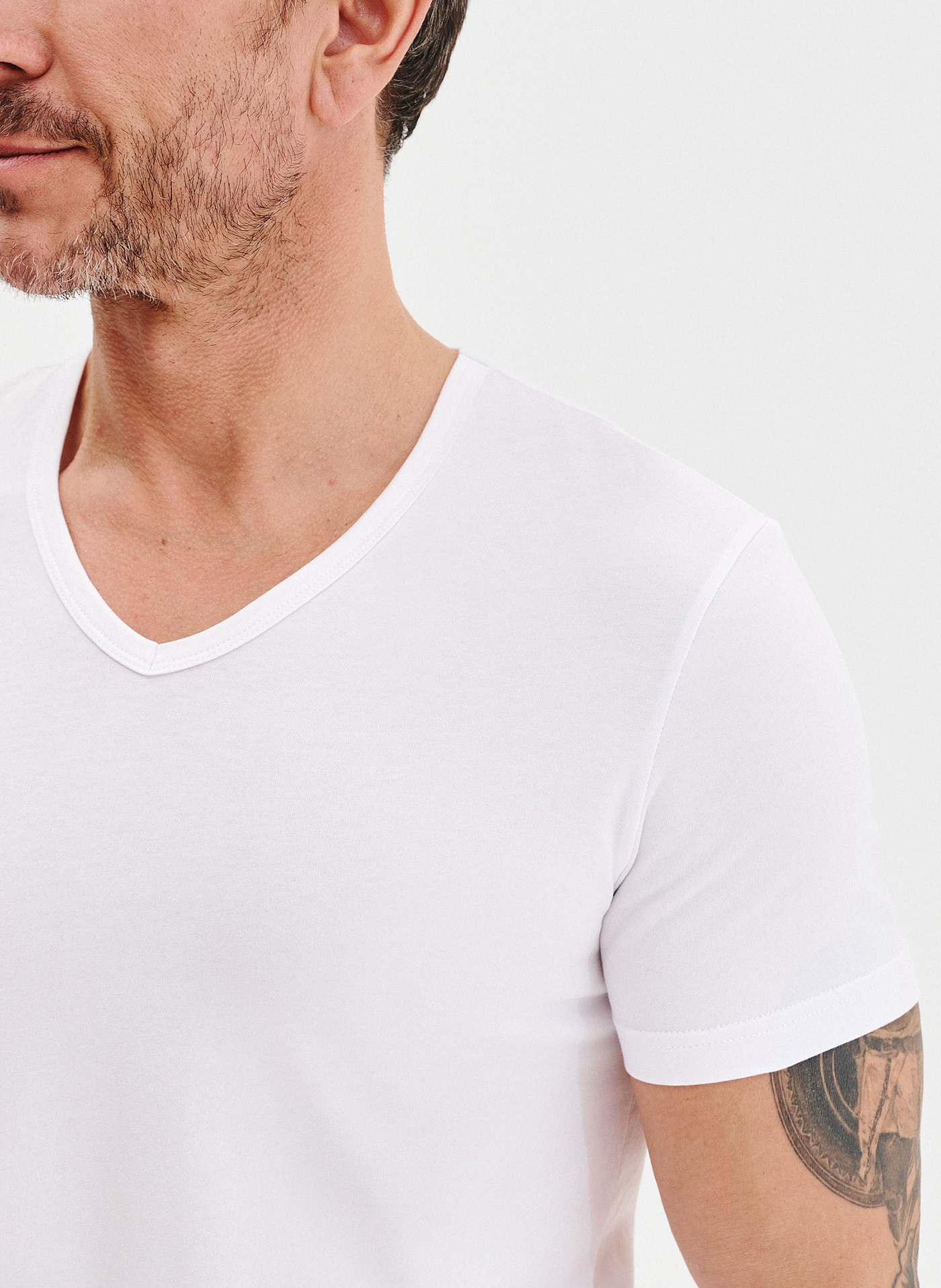 T-shirt v-neck w białym kolorze  dwupak - Pako Lorente