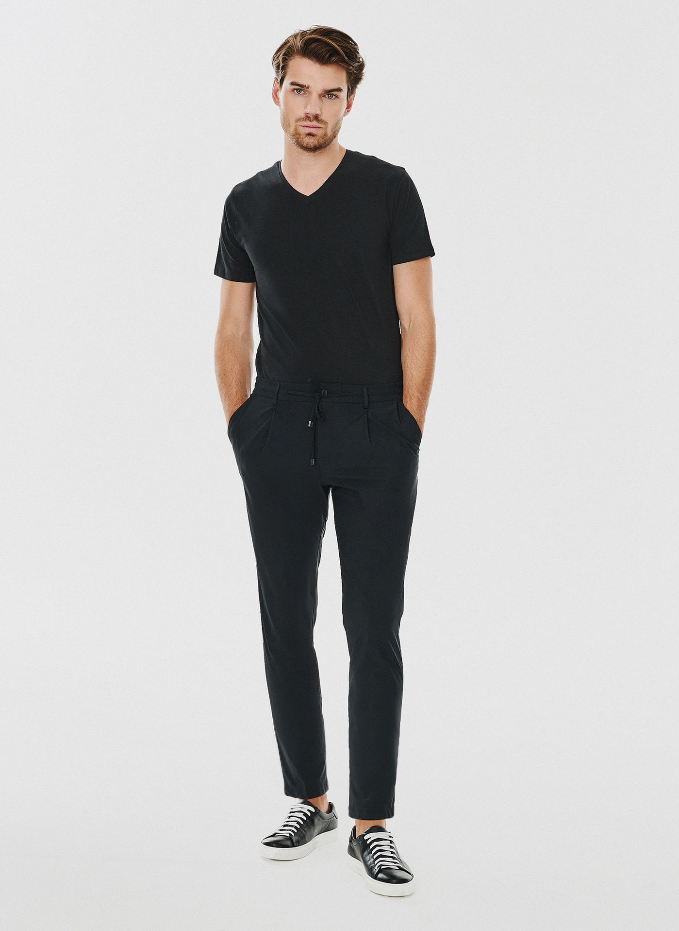 Czarny gładki t-shirt v-neck - Pako Lorente