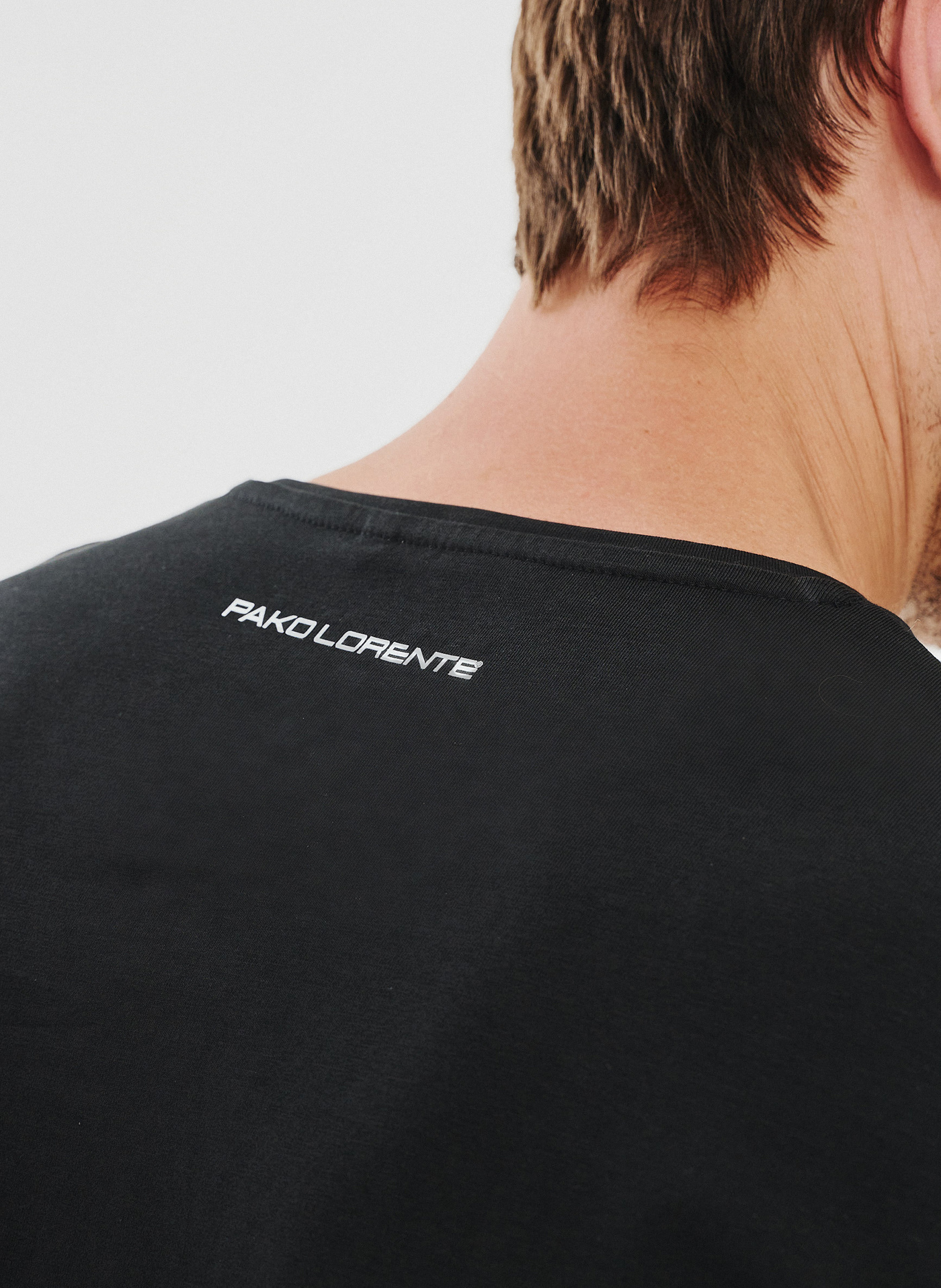 Czarny gładki t-shirt v-neck - Pako Lorente