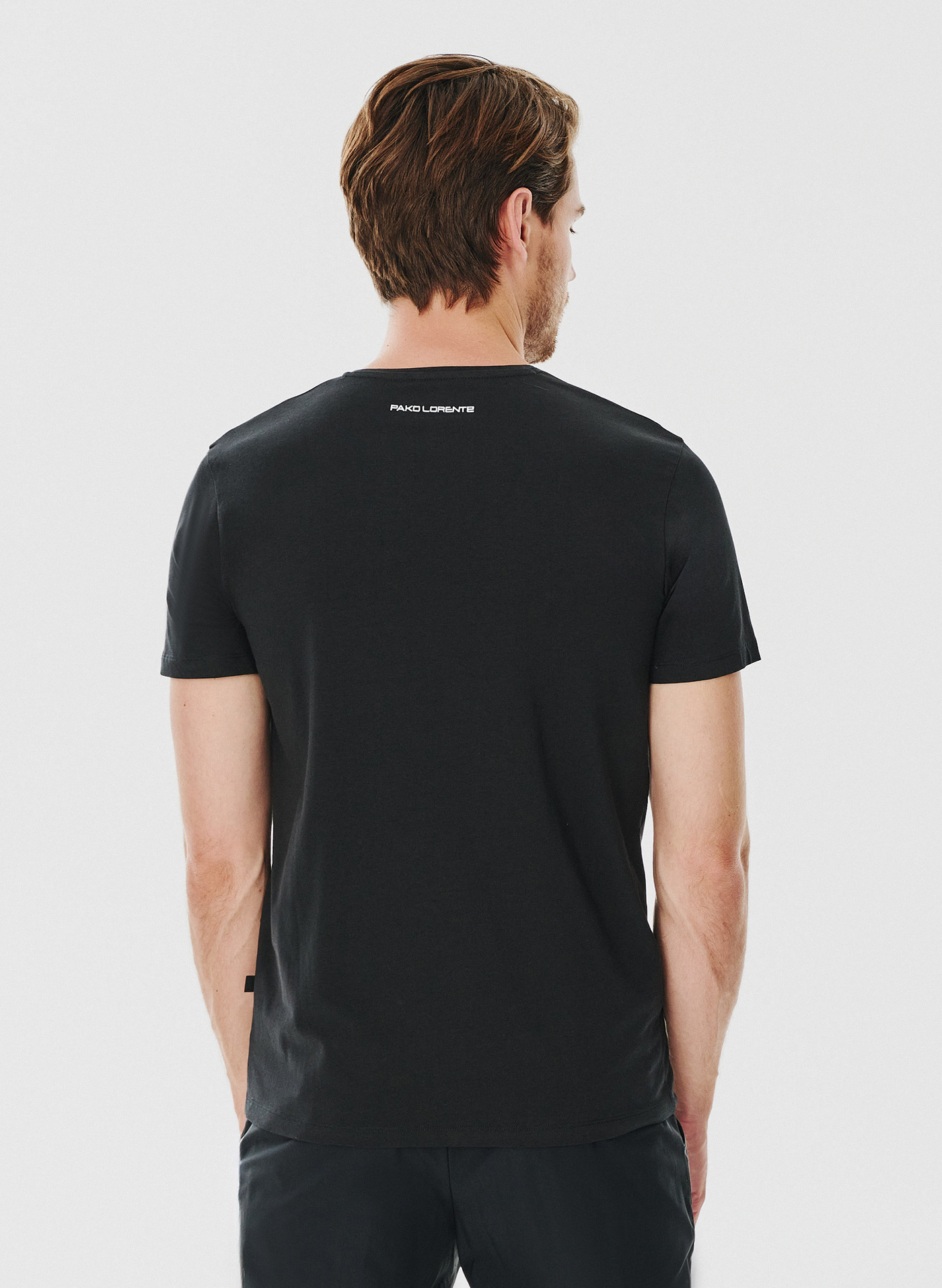 Czarny gładki t-shirt v-neck - Pako Lorente