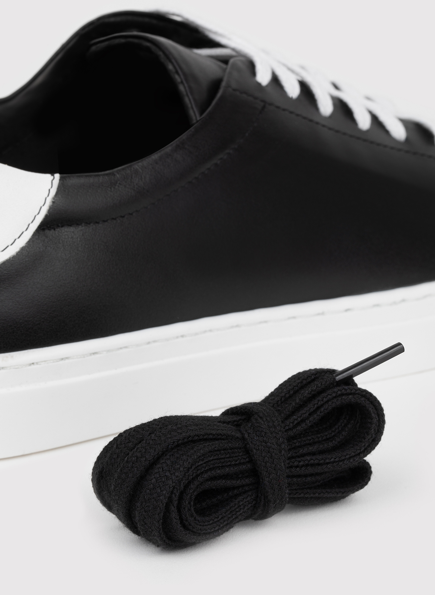 Skórzane czarne sneakersy męskie z białą wstawką - Pako Lorente