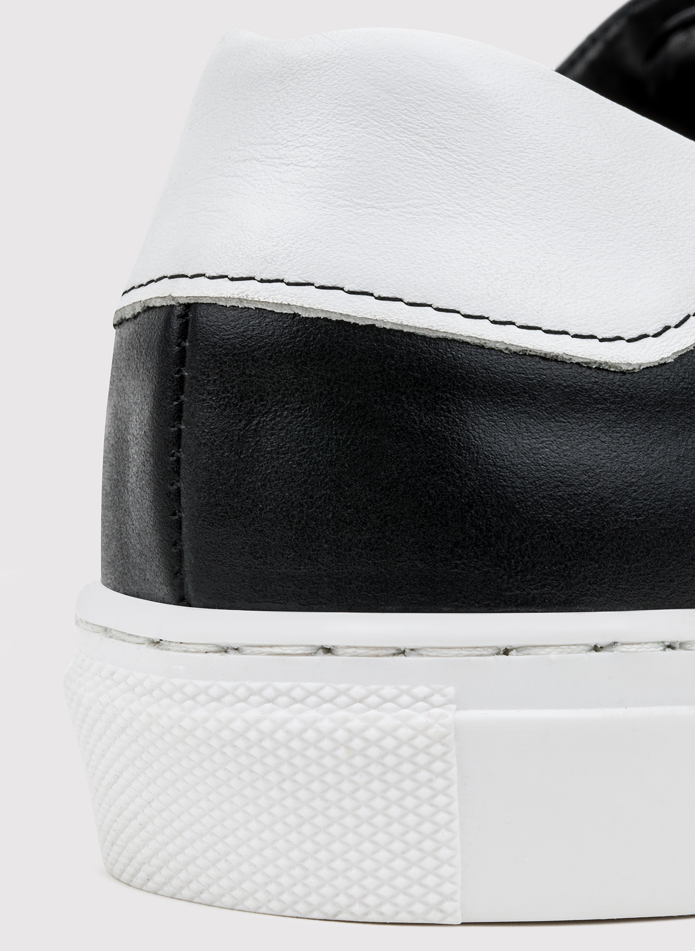 Skórzane czarne sneakersy męskie z białą wstawką - Pako Lorente