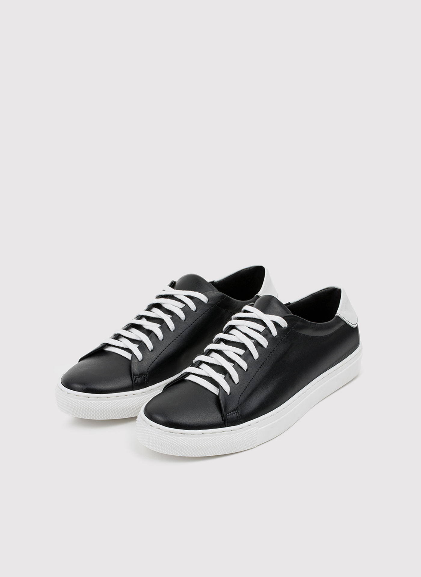 Skórzane czarne sneakersy męskie z białą wstawką - Pako Lorente