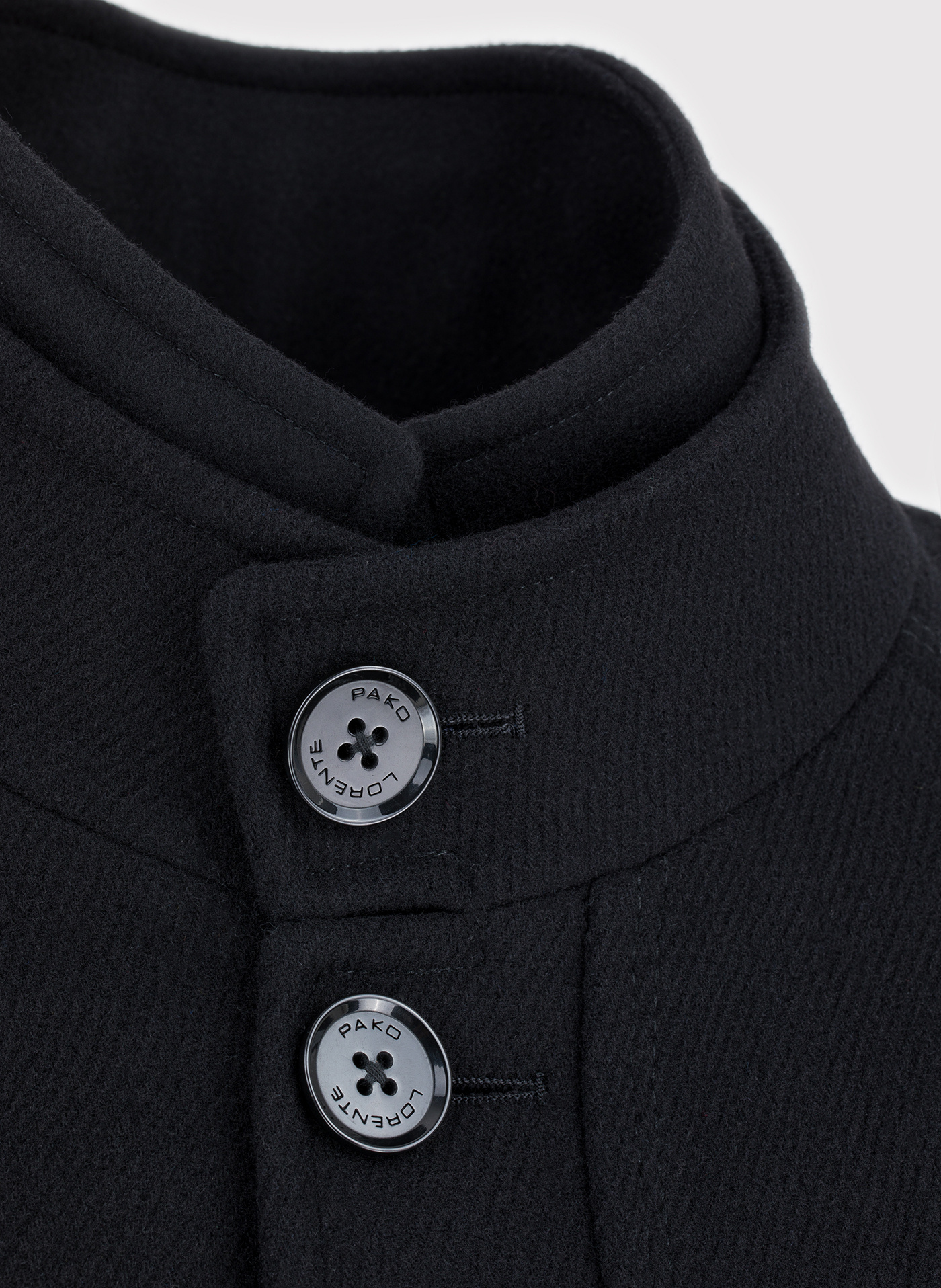 Czarny płaszcz męski zapinany na guziki - Pako Lorente