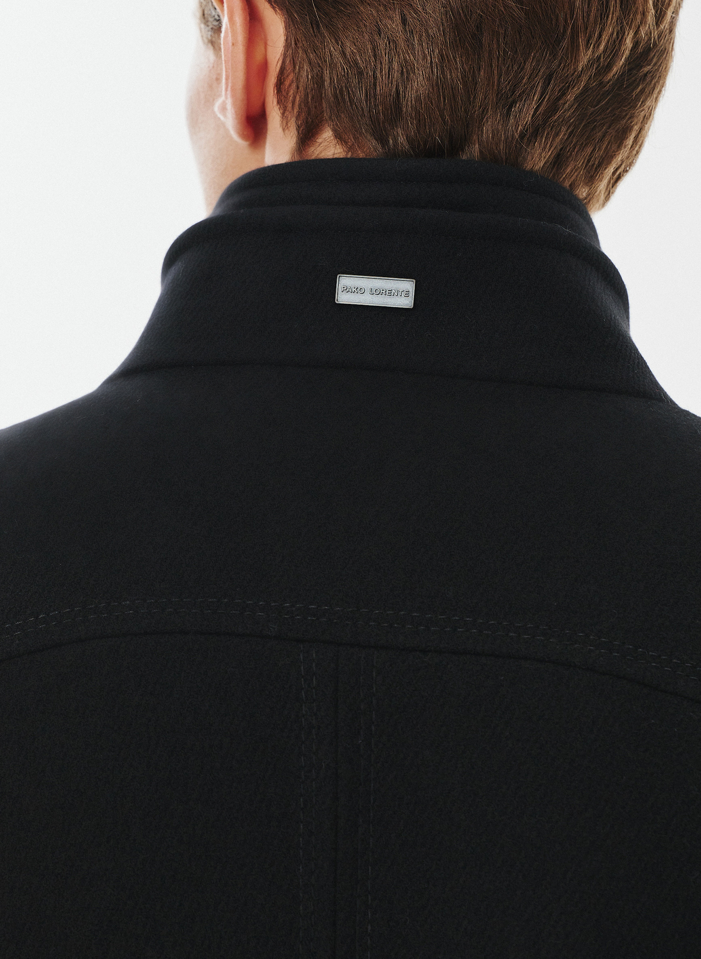 Czarny płaszcz męski zapinany na guziki - Pako Lorente
