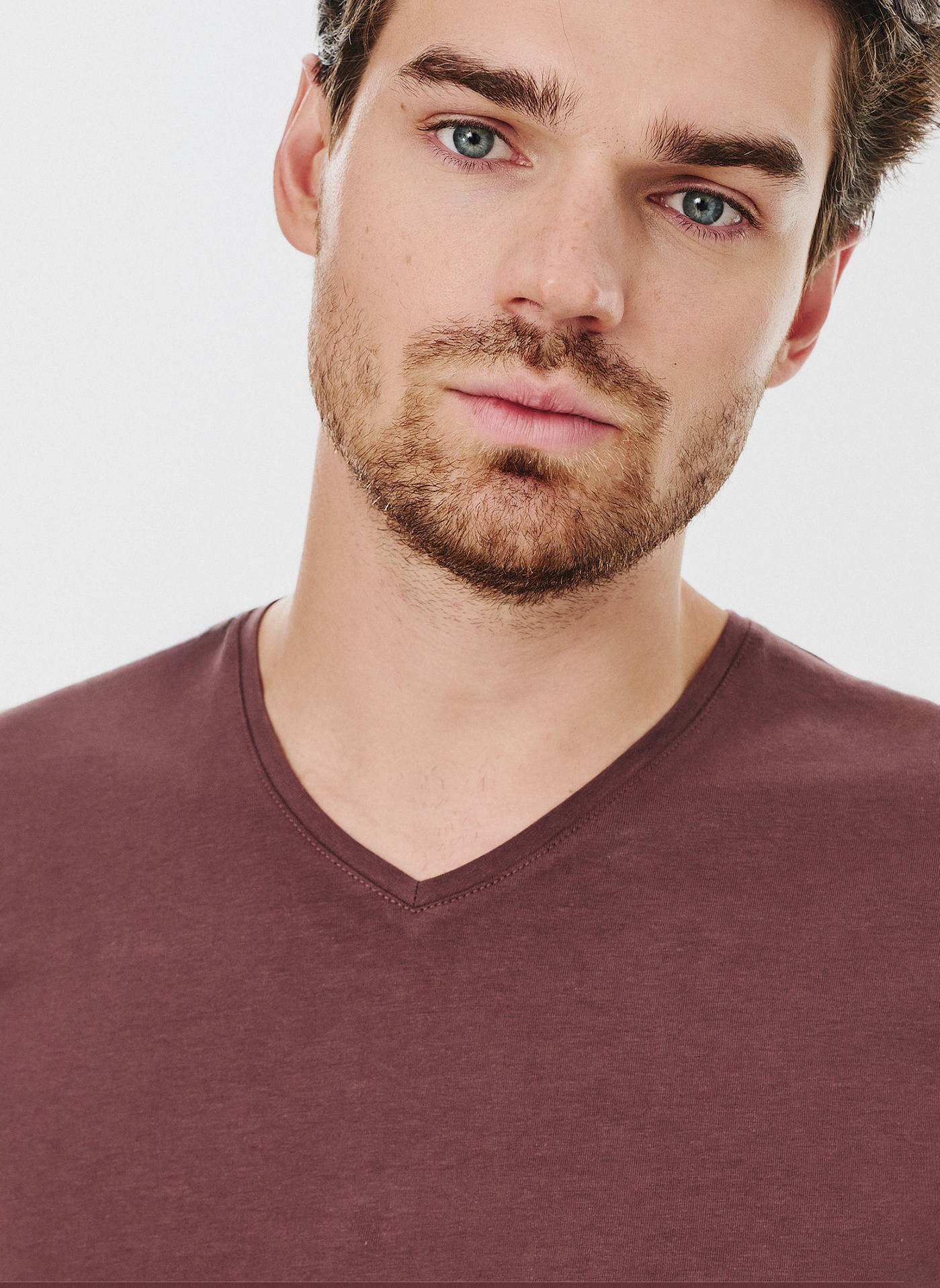 Bordowy gładki t-shirt v-neck - Pako Lorente