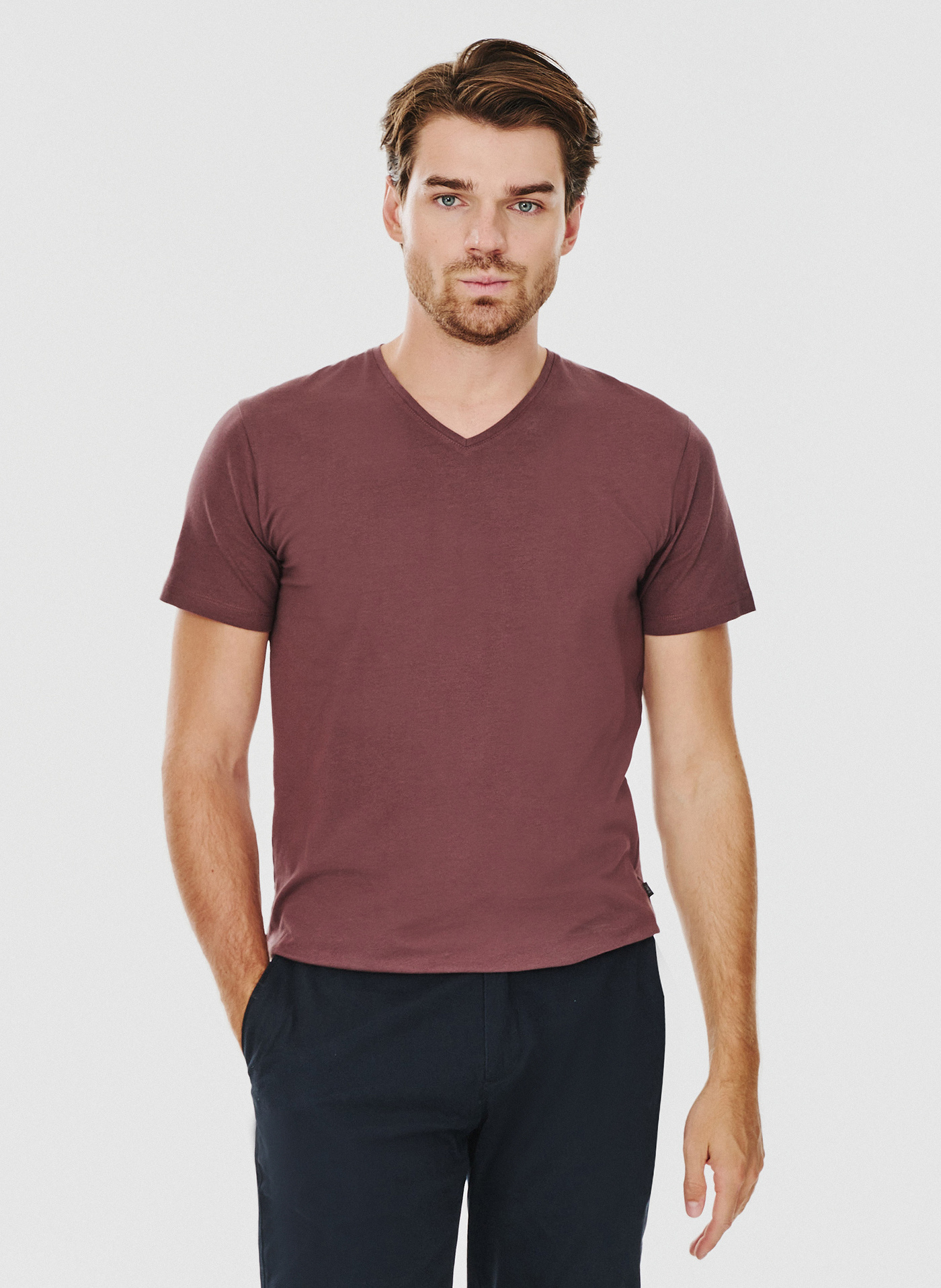 Bordowy gładki t-shirt v-neck - Pako Lorente