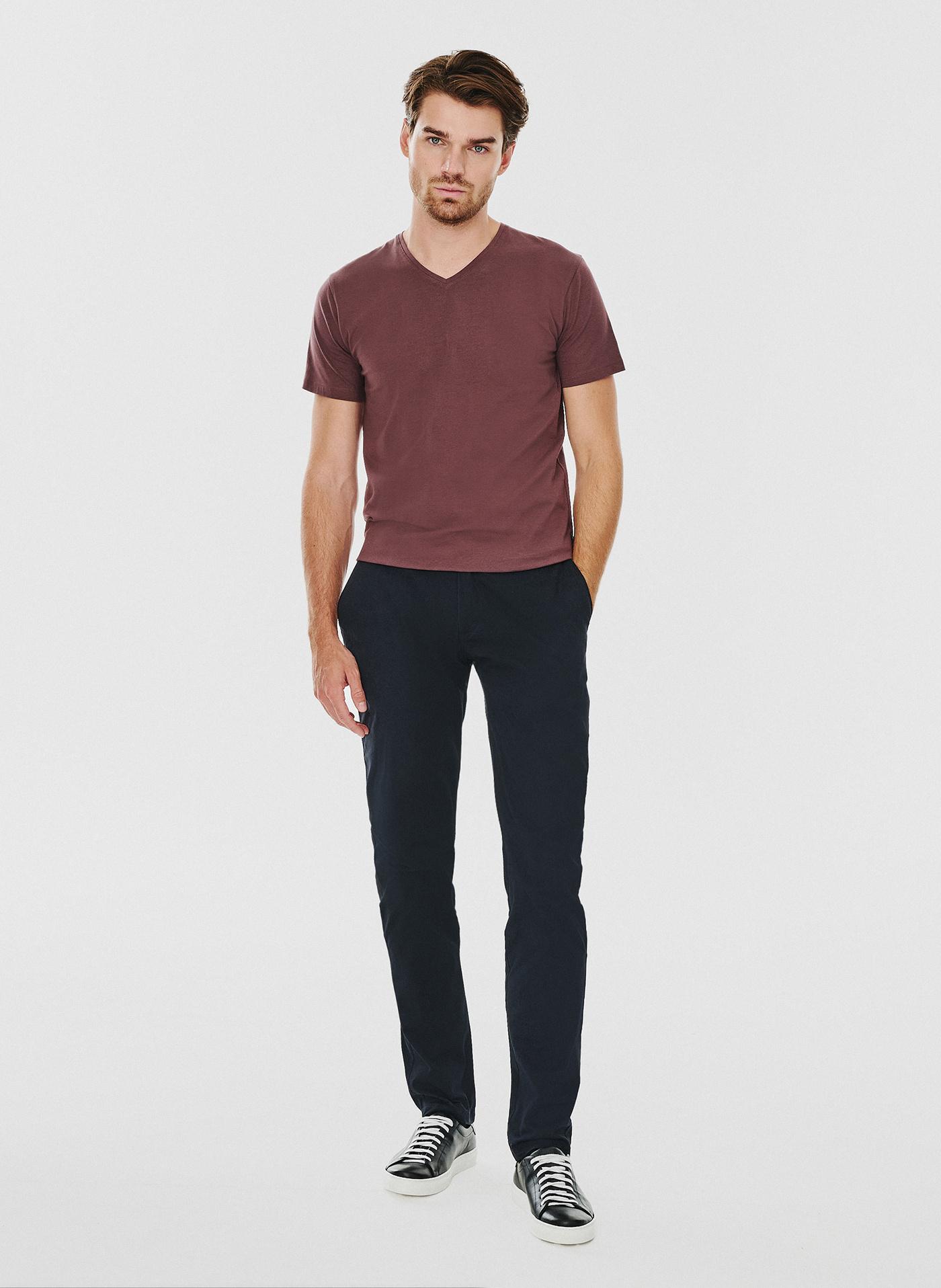 Bordowy gładki t-shirt v-neck - Pako Lorente