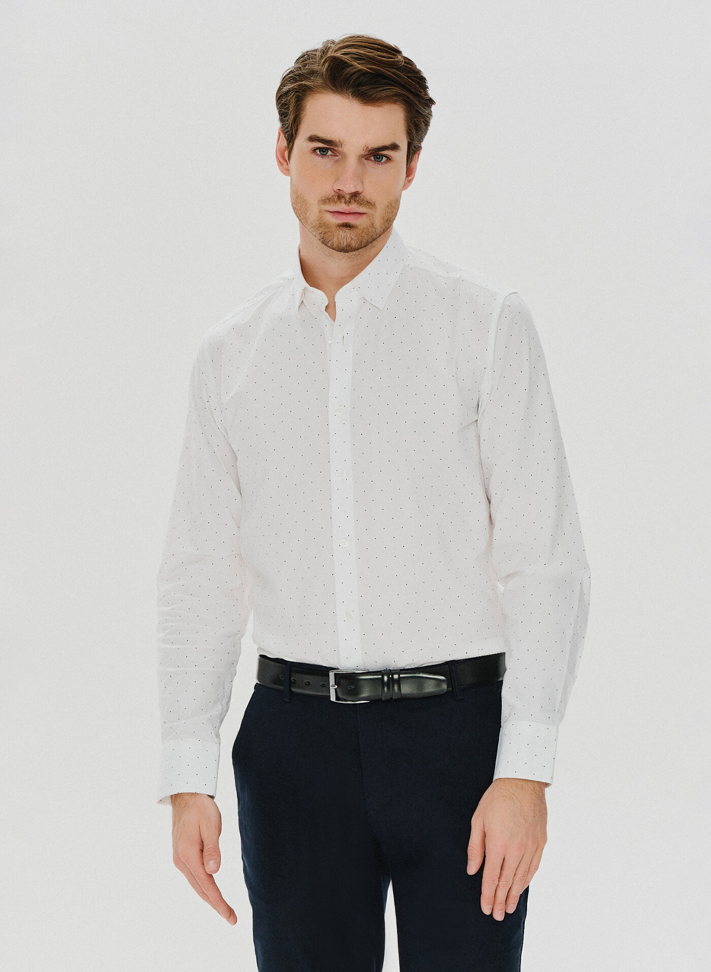 Biała koszula męska w czarne kropki P24SF-1X-001-B-S - Pako Lorente - Pako Lorente