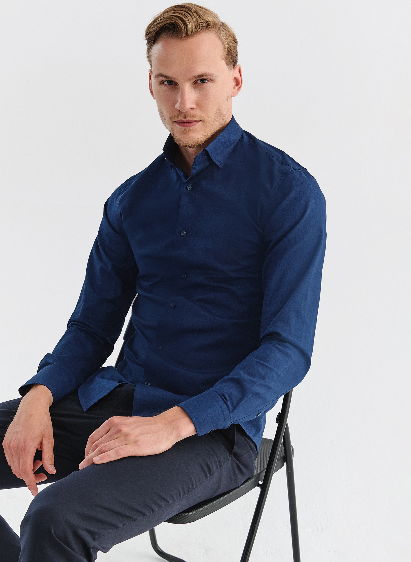 Gładka elegancka koszula męska w kolorze granatowym - Pako Lorente