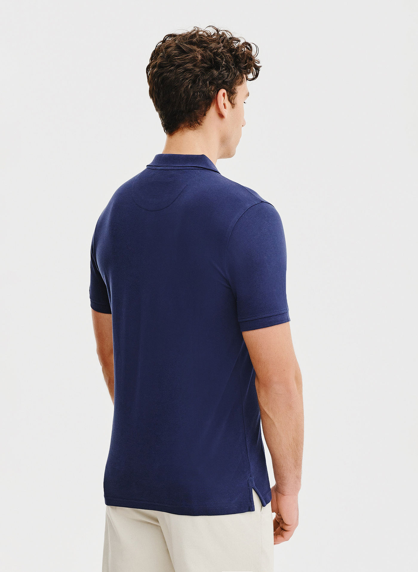 Gładki t-shirt polo w granatowym kolorze - Pako Lorente