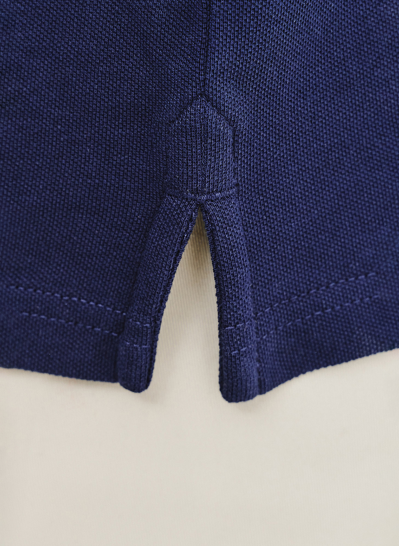 Gładki t-shirt polo w granatowym kolorze - Pako Lorente