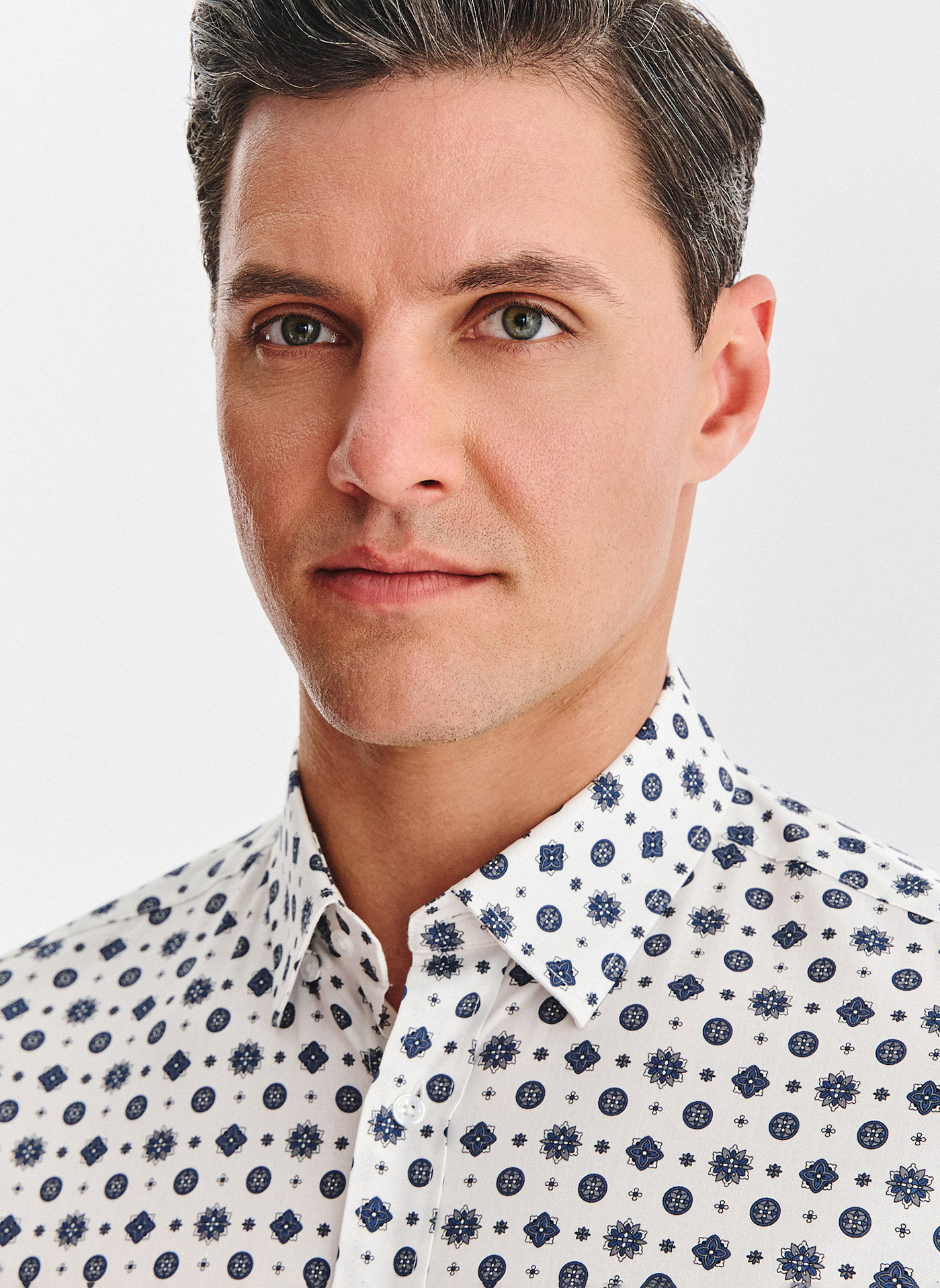 Biała koszula w niebieski wzór geometryczny - Pako Lorente