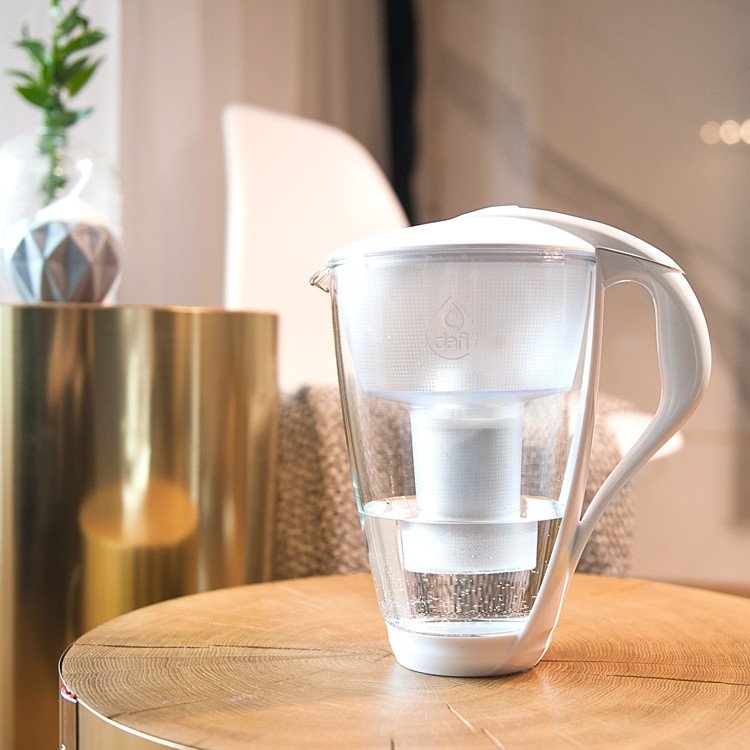 Zmiękczacz wody Dafi Szklany dzbanek biały wkład Classic + butelka flamingowa 0,5 barwiona