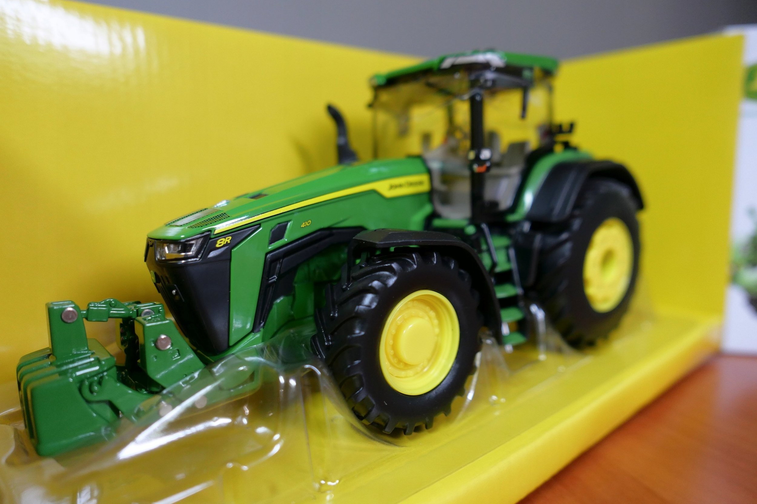 Фото - Машинка Tomy Britains John Deere 8R 410 43288 