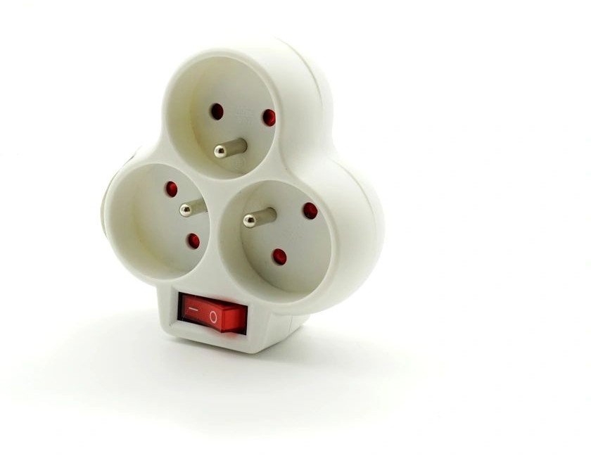 Rozgałężnik elektryczny z włącznikiem, 3 gniazda z uziemieniem, DPM P907W, biały