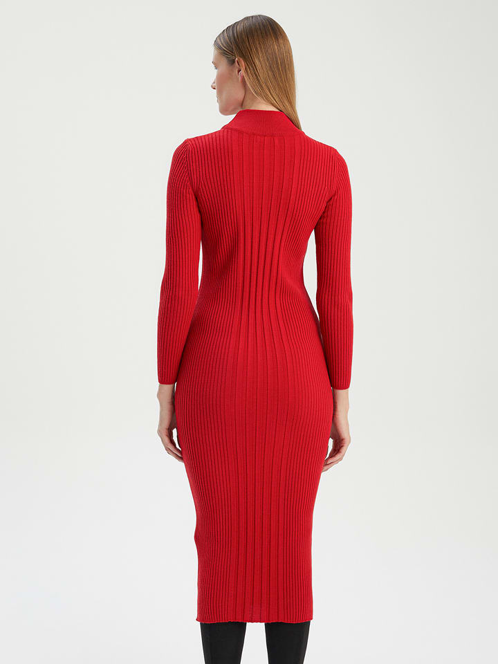 Opis: BGN Sukienka dzianinowa w kolorze czerwonym rozmiar: 38.