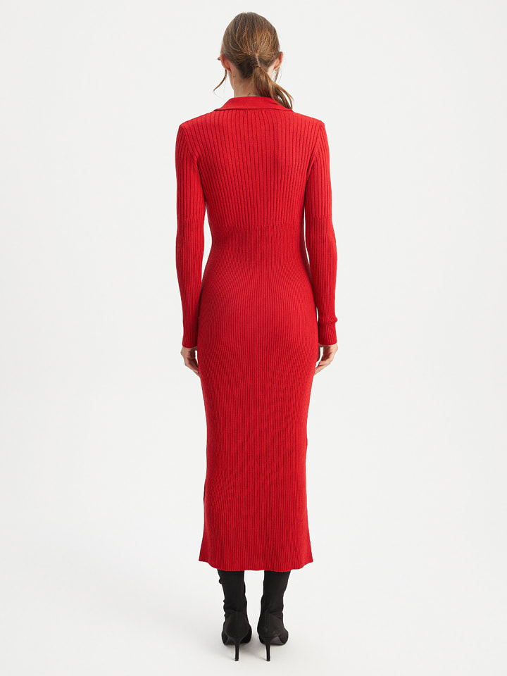 Opis: BGN Sukienka dzianinowa w kolorze czerwonym rozmiar: 34.