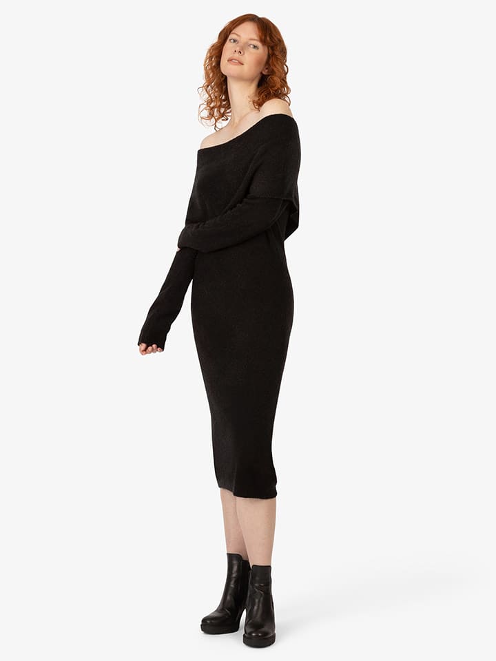 Opis: APART Dzianinowa sukienka w kolorze czarnym rozmiar: 44.