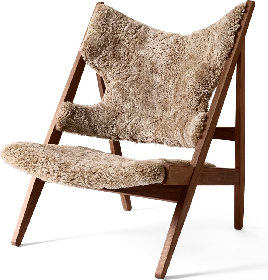 Fotel Knitting Sheepskin jasnobrązowy na orzechowych nogach