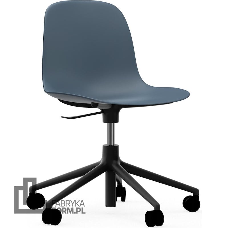 Krzesło na kółkach Form Swivel 5W niebieskie na czarnych aluminiowych nogach
