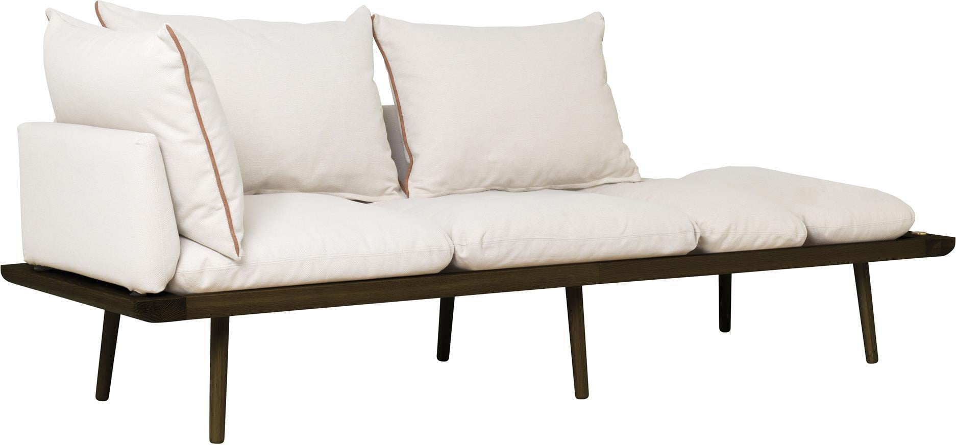 Sofa trzyosobowa Lounge Around jasnopiaskowa na ciemnych dębowych nogach